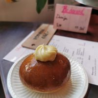 Bombolone, looks pretty but tastes a bit bland. Other items here are way better. at Life's a Peach in Utrecht