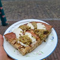 Focaccia met pistache pesto at Life's a Peach in Utrecht