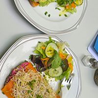 Veganes Sandwich (oben) & Vollkornbrot mit veganem Lax at Lesecafé in Frankfurt