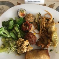 Pratos típicos da culinária japonesa e chinesa at Bodhilyn in Blumenau