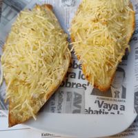 Pan con ajo y queso vegano at Eh Voilà in Valladolid