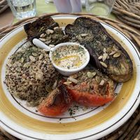 Aubergine rôtie au zaatar avec courgettes, tomates, quinoa, crème de sesame   at Carottes Gingembre in Saint-jean-dangely