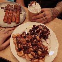 "Bubble Waffle" y churros con chocolate caliente at The Cream in Barcelona