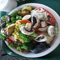 Photo of plate of food at Down to Earth - Store and Deli in Honolulu