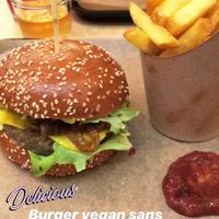 Mayo truffe burger with GF bread at Eat Like Panda in Paris