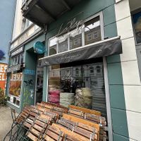 Sonntags ist es geschlossen  at Lily of the Valley in Hamburg