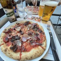 Pizza with onions, olives and tomato sauce  at Berberè in Florence