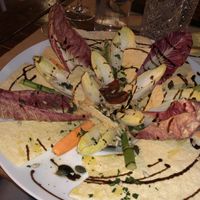 Pane carasau con hummus e verdure fresche at Cavo Bistrot in Cagliari