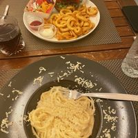 Spaghetti met cashew saus en burger met curly fries  at Cavo Bistrot in Cagliari