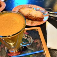 Cúrcuma chai latte y crumble de manzana vegano at La Tetera in Terrassa