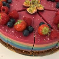 regenboog taart at Klein Geluk Ontbijt in Heemskerk