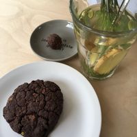 Ginger tea with a chocolate cookie at Klein Geluk Ontbijt in Heemskerk