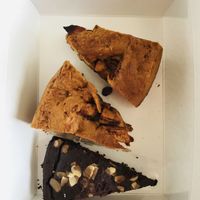 Heerlijke vegan taartjes!  at Klein Geluk Ontbijt in Heemskerk