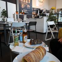 Rollo mit Apfelmus und zim/Zucker und hinten mit Mohn und innen Erdnuss at Trdlo Factory in Hamburg