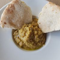 Entrante (hummus de lentejas) at Mandrágora  in Getxo