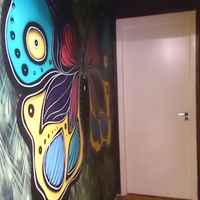 Pintura de borboleta na parede / Butterfly painting on the wall at Ve - Emporio e Restaurante Vegano Moinhos in Porto Alegre