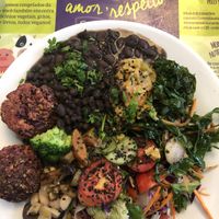Sempre tem três tipos de feijão e pelo menos um tipo de hamburger 🤗 at Ve - Emporio e Restaurante Vegano Moinhos in Porto Alegre
