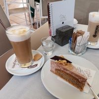 Latte Macchiato mit Haselnusstorte at Cafè Konditorei Confiserie Pöhl in Merano