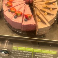 Clearly labeled vegan cakes  at Cafè Konditorei Confiserie Pöhl in Merano