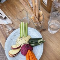 Hummus con crudités at Pipet & Co in Menorca