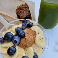 Acai bowl, gf/v muffin & fresh green juice at Choice Health Bar in Kaanapali