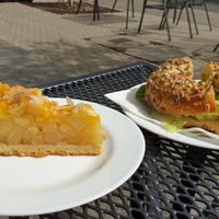 Vegan apple pie & vegan avocado bagel at Bagels & Beans in Jena