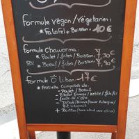 Le panneau qui comporte le mot "vegan" ça fait plaisir at O'Liban in Le Havre