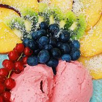 Eis-Bowl mit selbstgemachtem Beeren Eis 💗 at Plant-Based Kochschule in Hannover