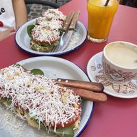 Tostada vegana y tostada de hummus (sustituyendo el queso).  at La Trastienda Cafe in Alcoi