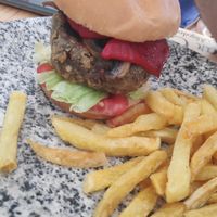 Hamburguesa con pimientos y setas at Bar Canijo in Algodonales