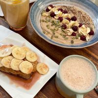 Abbiamo fatto colazione con smoothie, oat bowl e banana bread che viene servito con un macha latte at O.DA in Sibenik