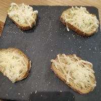 Pão de alho com queijo Vegan at Il Fiume in Braga