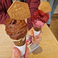 Cioccolato e mandorla, stracciatella more e gelso nero e mirtillo nero, sanbuco e limone at Gelateria La Romana in Pavia