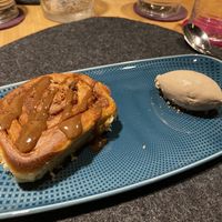 Warme Zimtschnecke mit Pekannuss Eis   at aufatmen in Leutasch