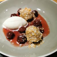 Grießknödel mit marininierten Kirschen und Joghurt-Eis at aufatmen in Leutasch