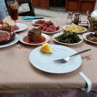 Feta (vegi) + gefüllte Paprika, Lentils, Fava, grüne Bohnen, Aubergine-Zucchini-Gemüse, Dakos at Nyn & Aei in Crete