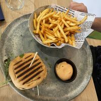 Burger mit Pommes, etwas klein, aber mega lecker  at Donna Vegana in Mallorca