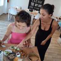 Donna explaining her Brunch plate at Donna Vegana in Mallorca