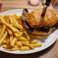Veganer Burger mit Patty aus Erbsenprotein. at Mohren Wirtshaus in Ravensburg