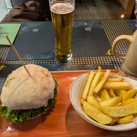 Fliegender holländer mit Sauerteig: 4/5
Pommes: 3/5 at Peter Pane - East Side Mall in Berlin