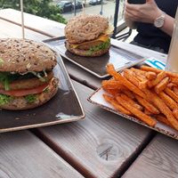 Frohnatur (left) & Panflöte (right) with some Sweet Potato Fries at Peter Pane - East Side Mall in Berlin