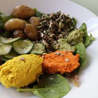Veggie Summer Bowl (Vegan, Sans gluten)
Pommes de terre grenaille, mesclun, lentilles vertes aux courgettes et basilic, houmous aux poivrons, concombres à l'huile d'olive et pesto at Cafe Aum in Issy-les-moulineaux