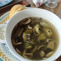 Sopa de capeletti. Recomendo comer os cogumelos no pão com azeite de oliva. Dumpling soup, I recommend eating the mushrooms with the bread and olive oil at Emporio Canela in Canela