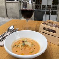 Crema fría de tomate, pepino, aguacate con chips de yuca + vino y pan - del menú del mediodía at Te Quiero Verde in Barcelona