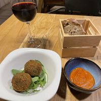 Falafel de garbanzos y kale con salsa alternativa - del menú del día- primer plato (first course) at Te Quiero Verde in Barcelona