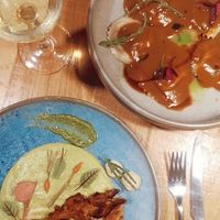 Heura (plato NO VEGANO) y raviolis con trompetas de la muerte at Te Quiero Verde in Barcelona