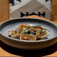 Raviolis con trompetas de la muerte y tofu con crema de cebolla.  at Te Quiero Verde in Barcelona