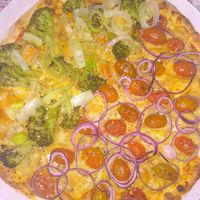 Brócolis com alho poró e alho frito e margherita com cebola roxa. at JOY in Brasilia