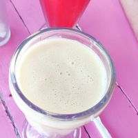 Mango vegan milkshake and watermelon juice at Pico Feliz in Samara