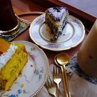 Sliced Sweet Pumpkin Cake, Blueberry Coconut Cake, Vanilla Latte, and Americano at Cafe La Moire in Jeonju